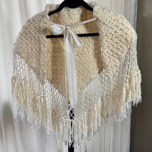 Vintage 60's crocheted shawl, cream, soft chunky yarn knit, lattice & fringe, Sm